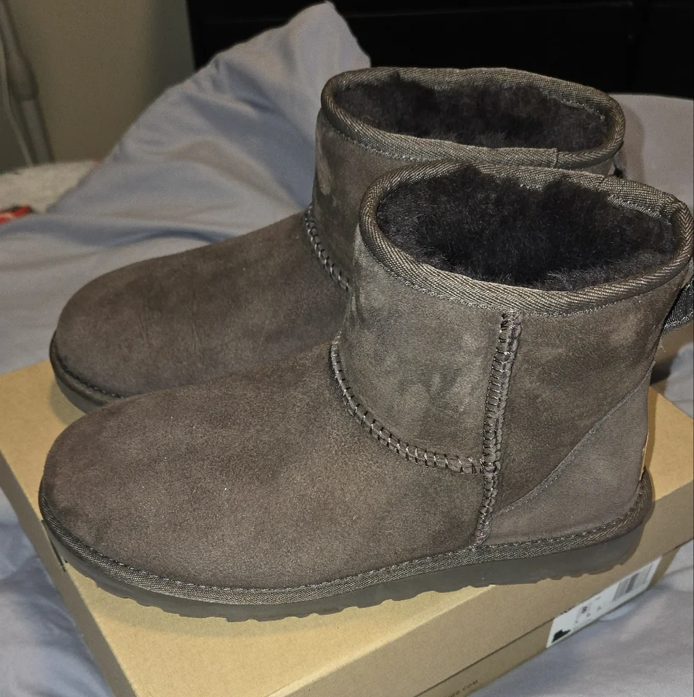 Womes UGG Classic Mini - 8 - Picture 4 of 8